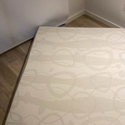 Like New Memory Foam Queen Matress 