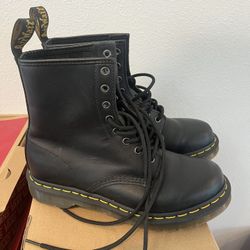 Women’s Dr. Martens Size 9