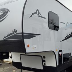 Brand New 2023 5th Wheel