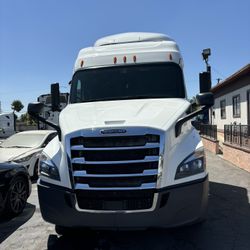 2020 Cascadia Midroof