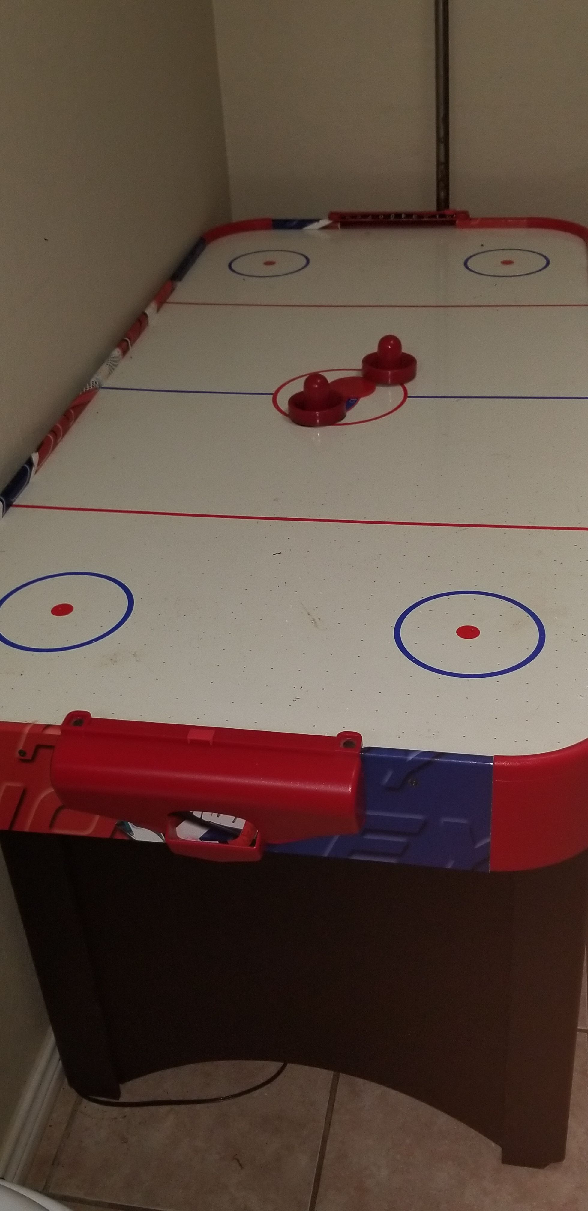 Air hockey table