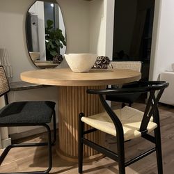 Round Wood Fluted Dining Table And Chairs 