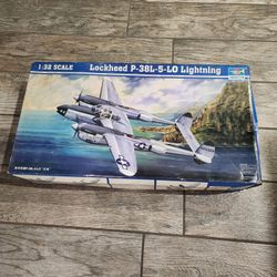 Lockheed P-38L-5-LO Lighting Airplane model 1:32 scale by Trumpeter