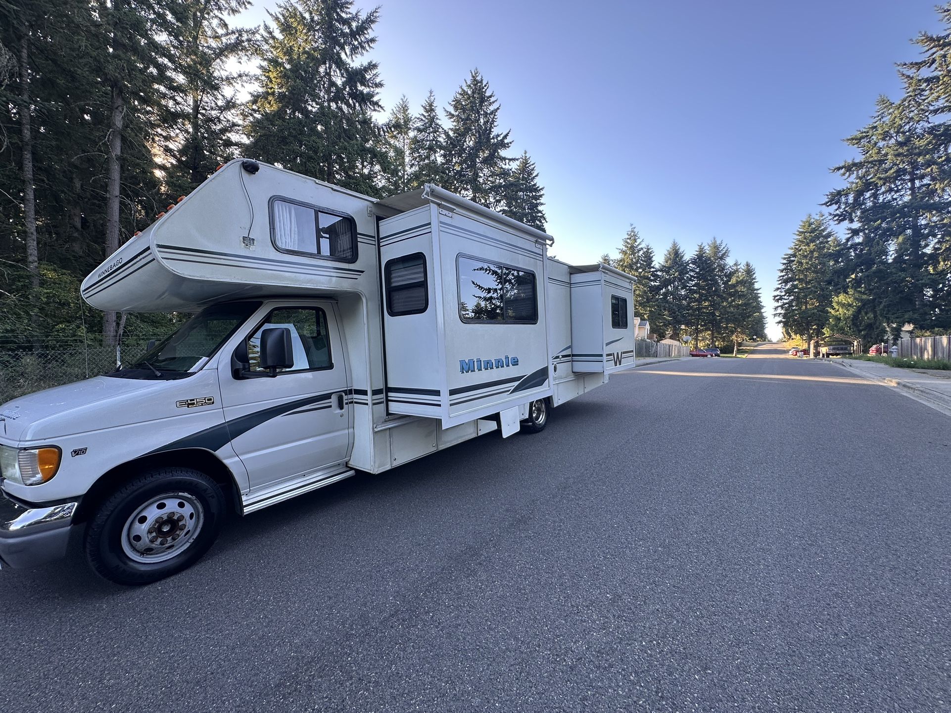 2003 Winnebago mini Winnie 70,000 miles double slide V 10