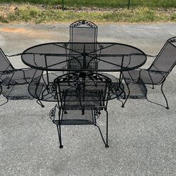 Beautiful Wrought Iron Patio Set Table and 4 Chairs **
