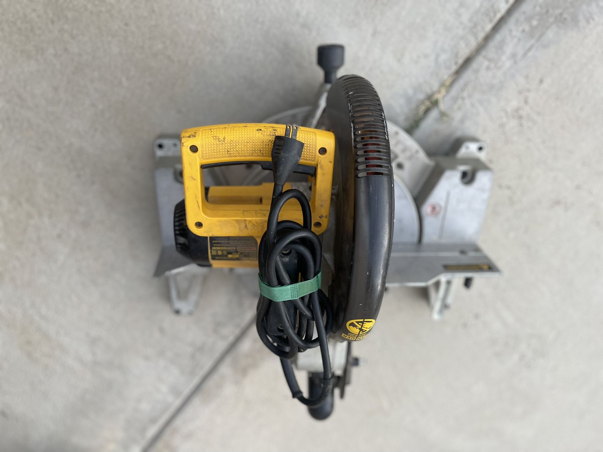 Compound miter saw