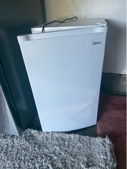 Upright Freezer Midea 3.0 cubic feet