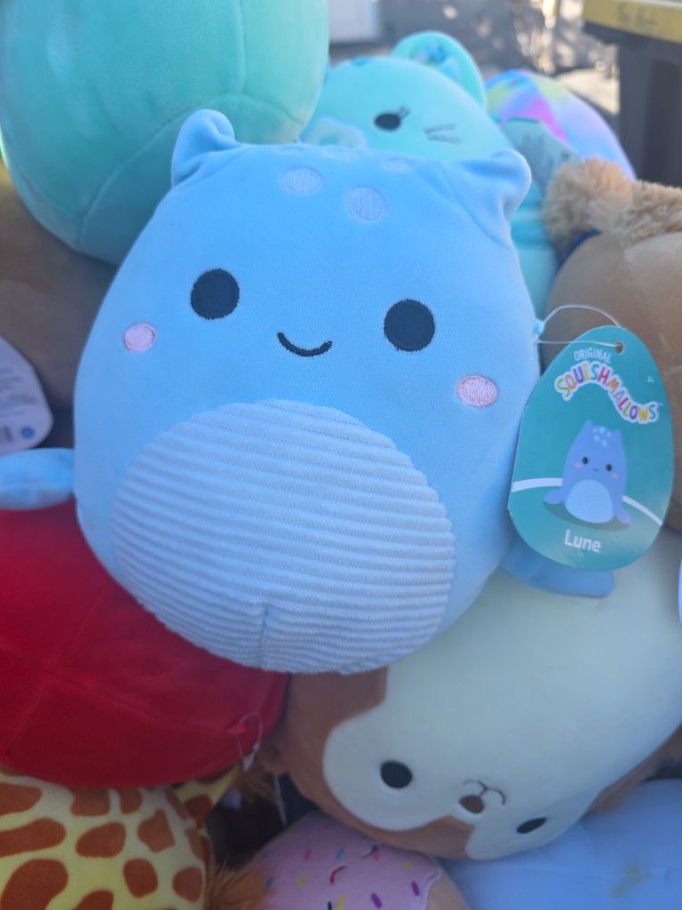 Squishmallow Lune