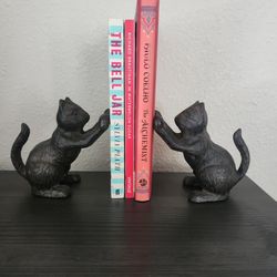 Metal cat bookends