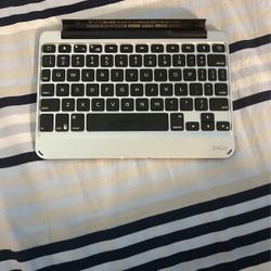 Bluetooth Zagg Keyboard With Charger 