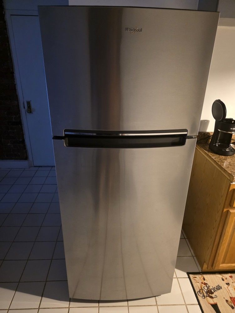 Whirlpool Flexible Storage Bin 17.6-cu ft Top-Freezer Refrigerator ( Monochromatic Stainless Steel )
