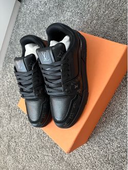 Tennis shoes
