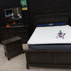 *Spooky Sale Event!!!---Charming Lindex Queen/King Bedroom Sets---From $899!!!---Delivery And Financing🫡
