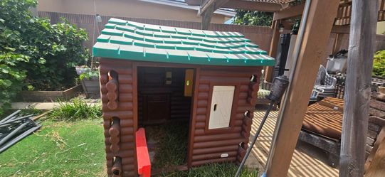 Playhouse log cabin