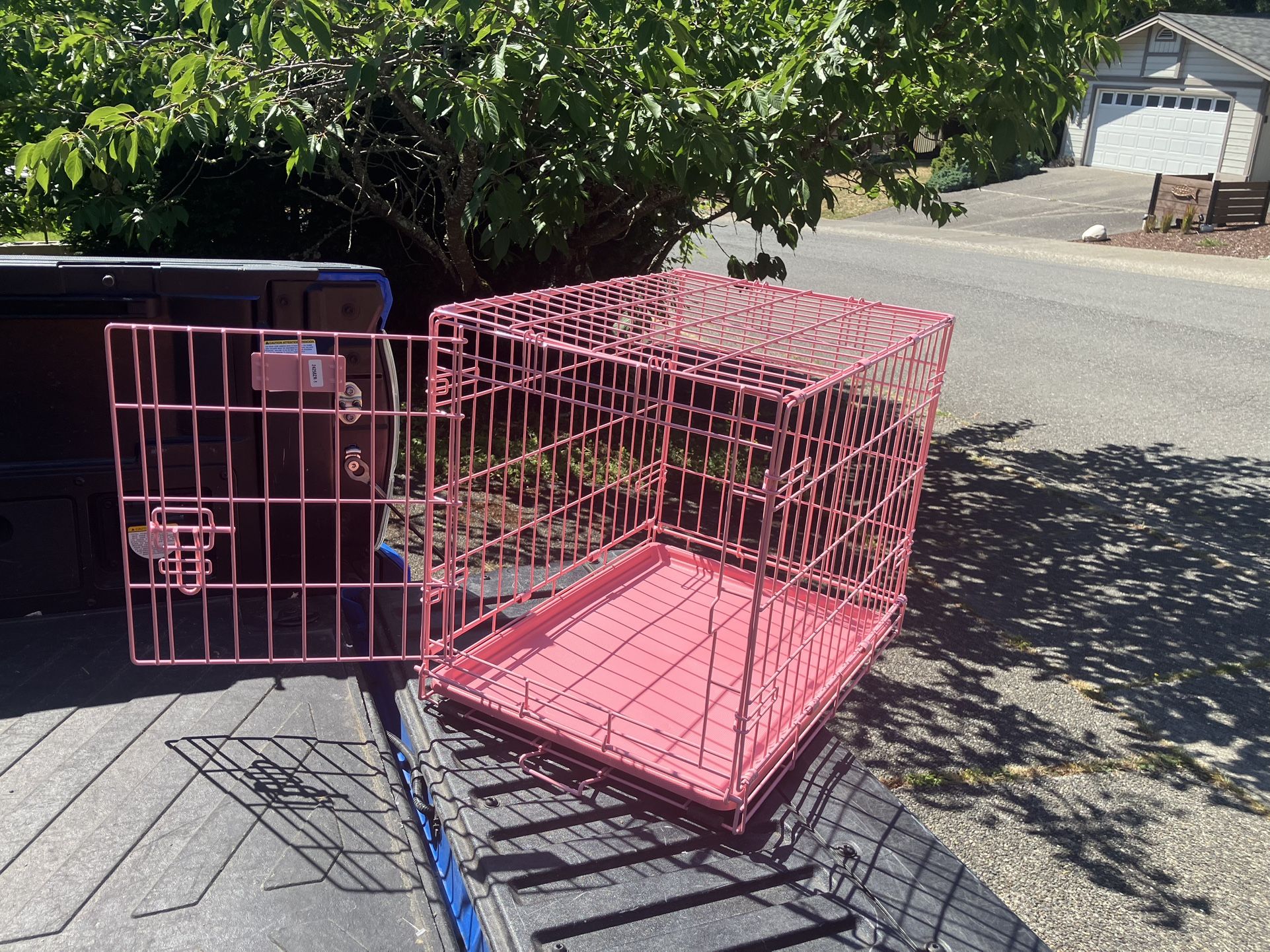 Small Dog Puppy Rabbit Kennel Crate Collapsible like New 24” L by 17”W 19”