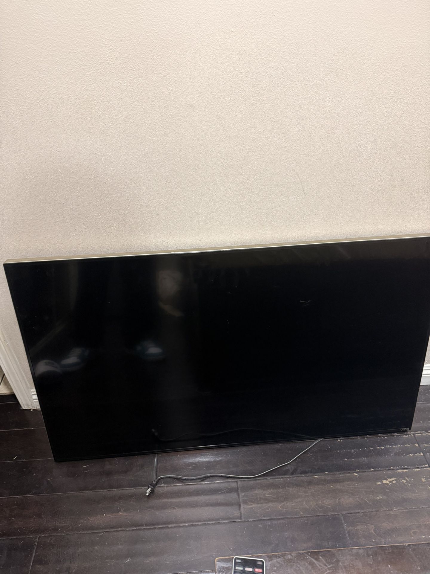 Vizio 48” Smart TV – 2016 Model – Works Perfect – Remote Included