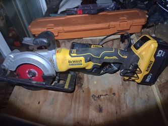 Dewalt 4½ inch circular saw with a month old 10 ah battery and charger