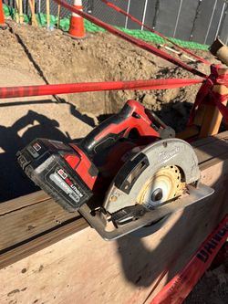 Milwaukee m18 Skilsaw brushless 7 1/4 con bateria high output 6.0ah $150 firme precio