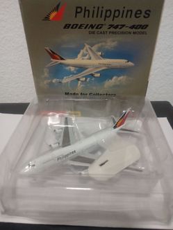 1:500 Scale Star Jets brand Philippine Airlines Boeing 747-400 Diecast model with landing gear,wing flaps , Philippine star logo,registration number
