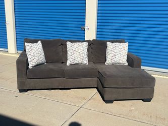 DELIVERY AVAILABLE 🚚🚛🚚 Super nice 2 piece reversible sectional