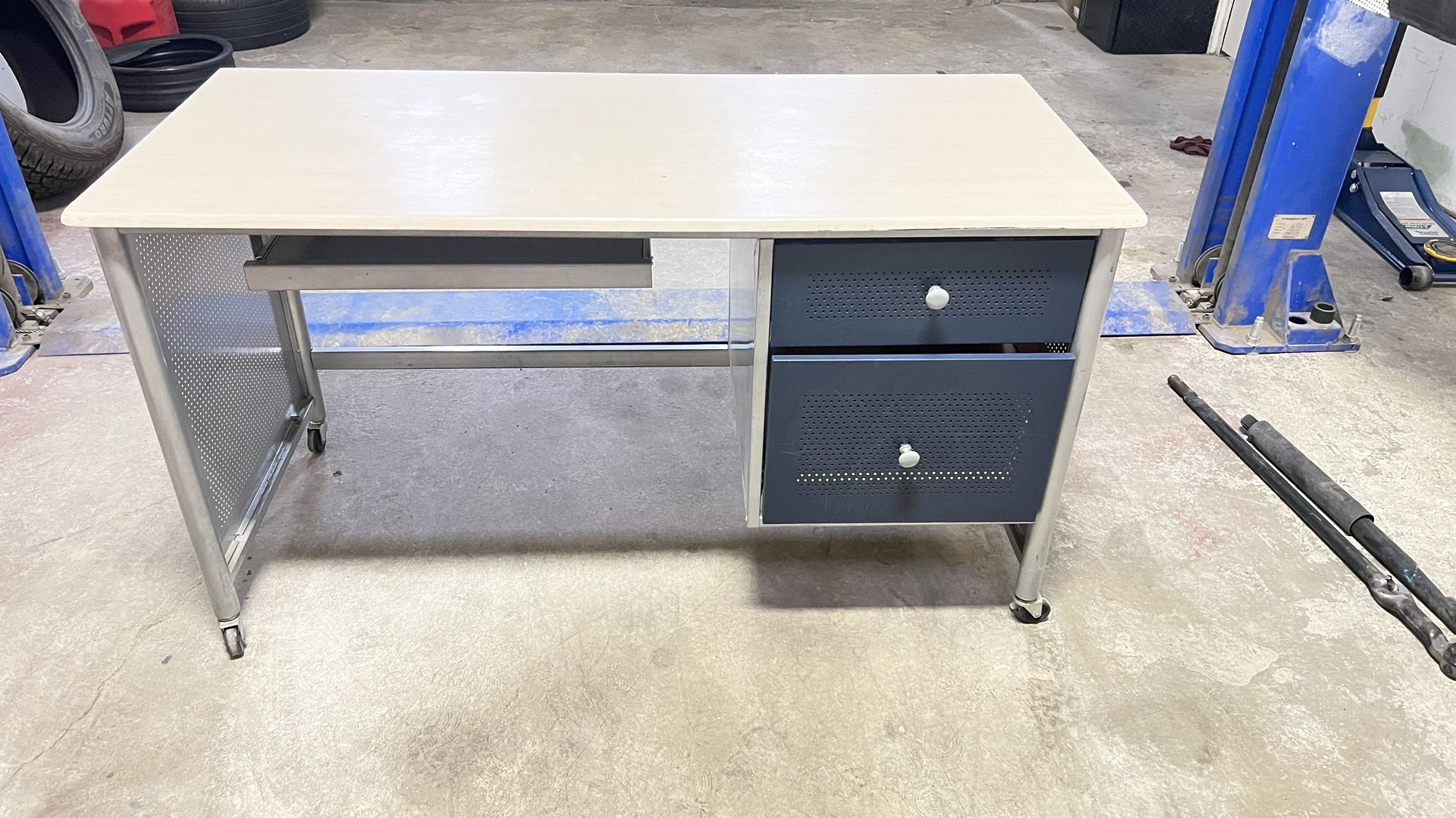 Very Nice And Clean Office Desk $100 Cash Obo