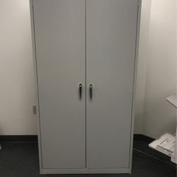 HON Brigade Storage Cabinet w. Lock & Key 🔐 , 5 Adjustable Shelves (Retail: $850)($350 OBO)
