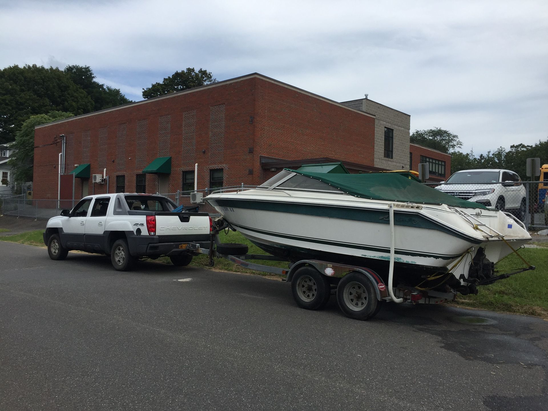 Sea Ray 1989 19 foot and trailer