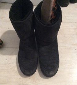 Black ugg boots