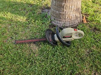 Electric hedge trimer