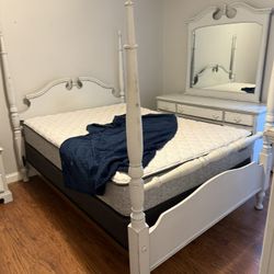 Four Poster Queen Bedroom Set