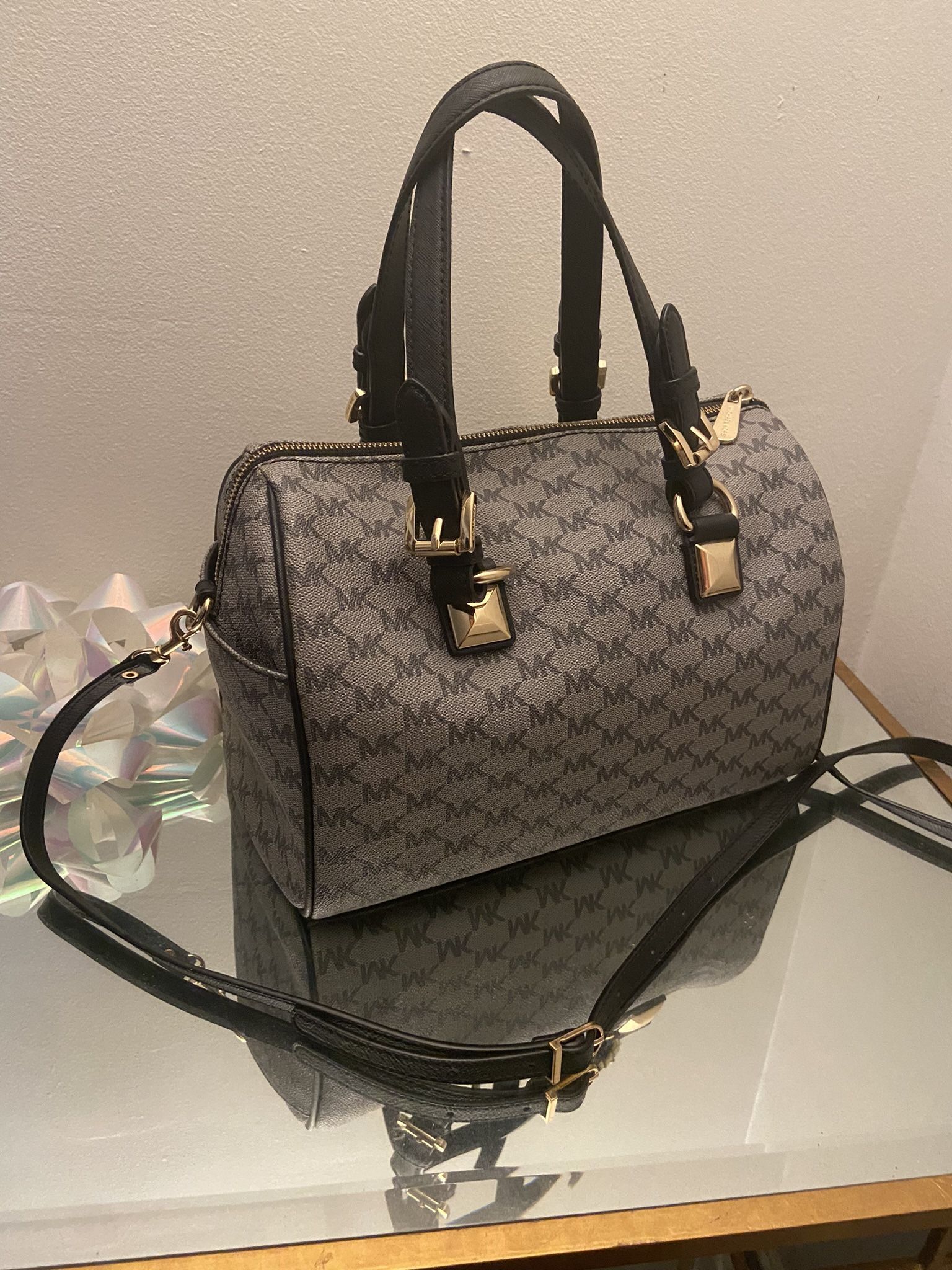 ⭐️💕Michael Kors Cross Body Bag Monogram Design