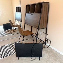 Desk, Tv & Decor 