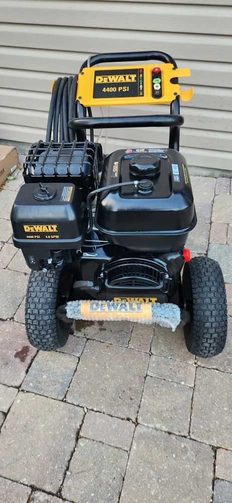 DEWALT
4400 PSI 4.0 GPM Cold Water Gas Pressure Washer