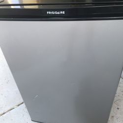 Mini fridge 4 Years Old $95