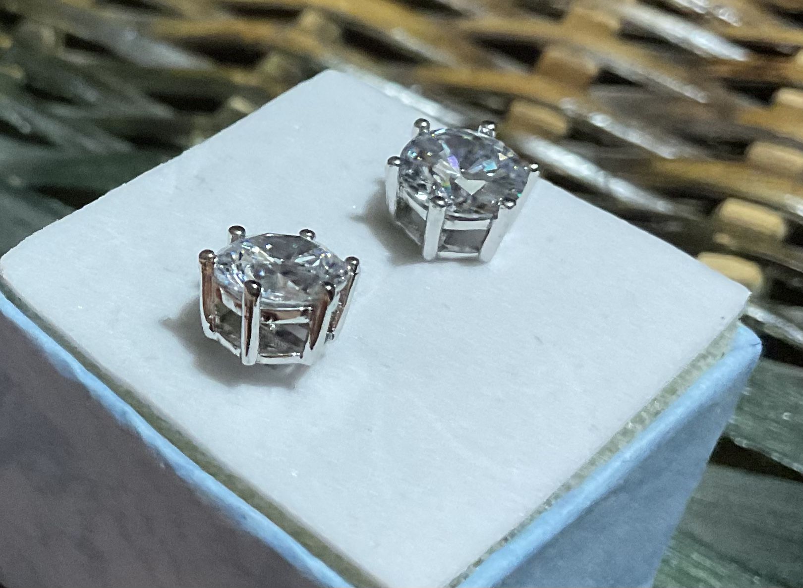New Solitaire pierced Earrings larger Stone