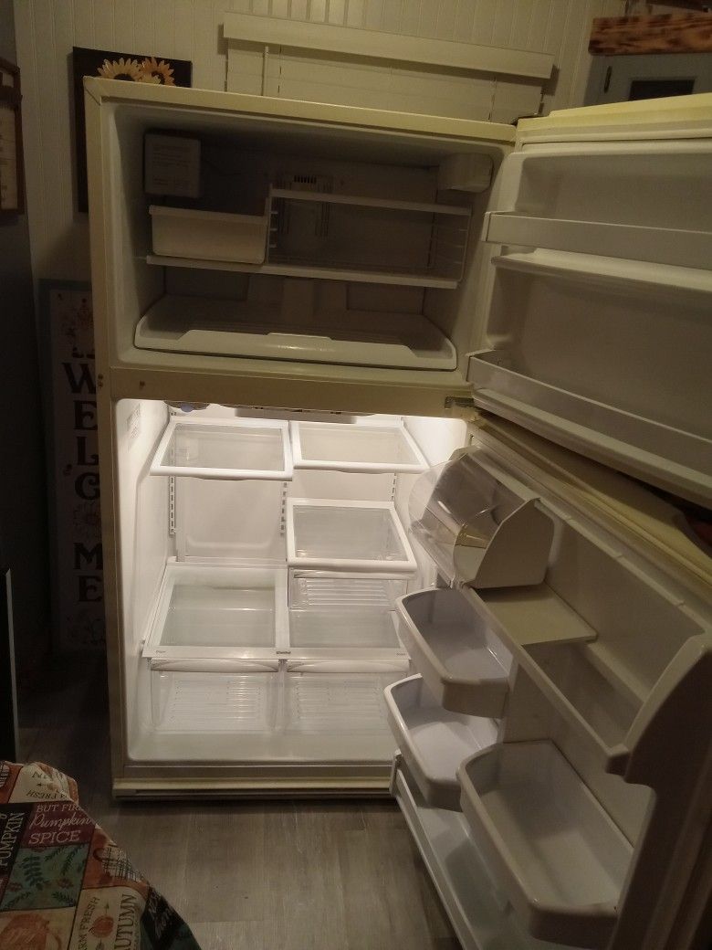 Kenmore elite refrigerator real huge real good condition everything gets real cold really huge fridge askn 1000$ obo no low ballers mpu !!!! Heavy