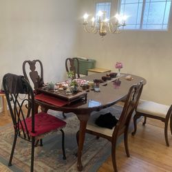 Like New Dinning Table and Matching Chairs
