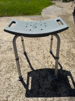 Adjustable shower/tub bench