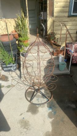 Steel Garden Art Vining Plant Holder 