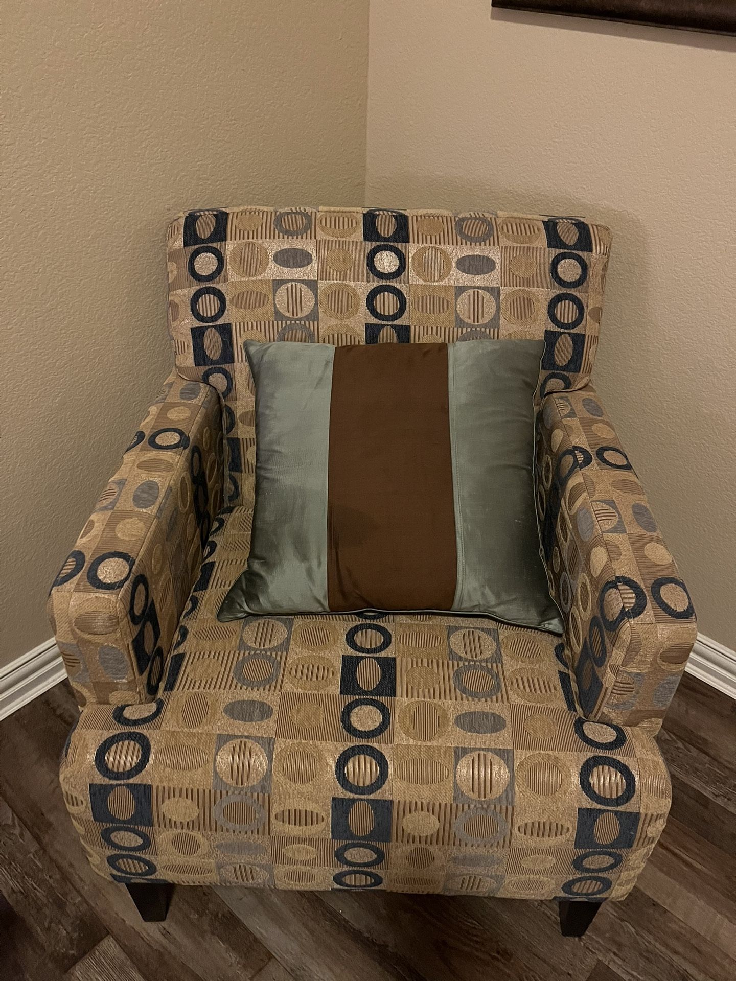 Full Size Bed, Dresser /Mirror &! Chair