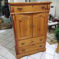 Vaughan Bassett Armoire Wardrobe TV Chest Solid Pine Wood Antique Finish Quality Furniture Excellent Condition Retails For 899 No Deliveries 