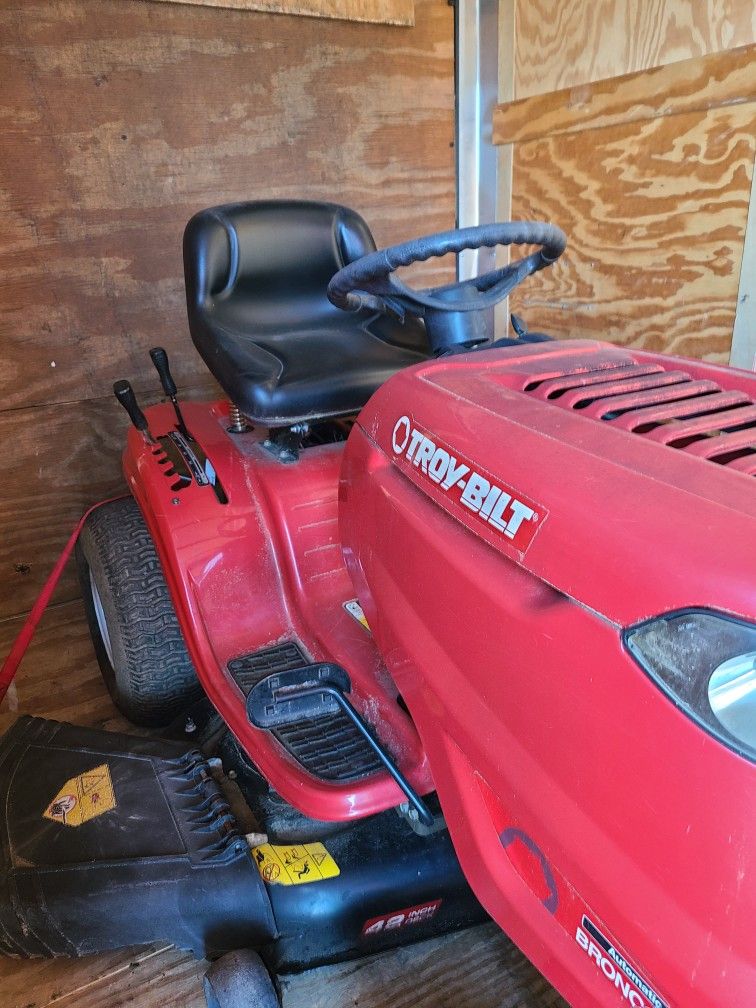 TROY BUILT SIT DOWN MOWER / KOLAR 17 H. P.