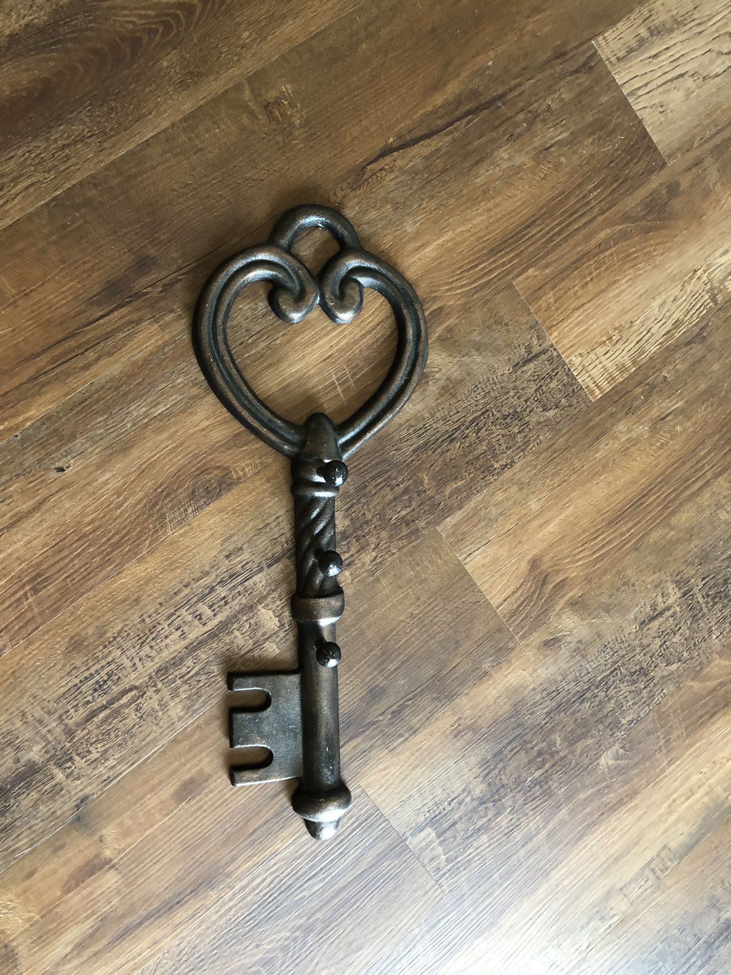 Metal key decor with three hooks