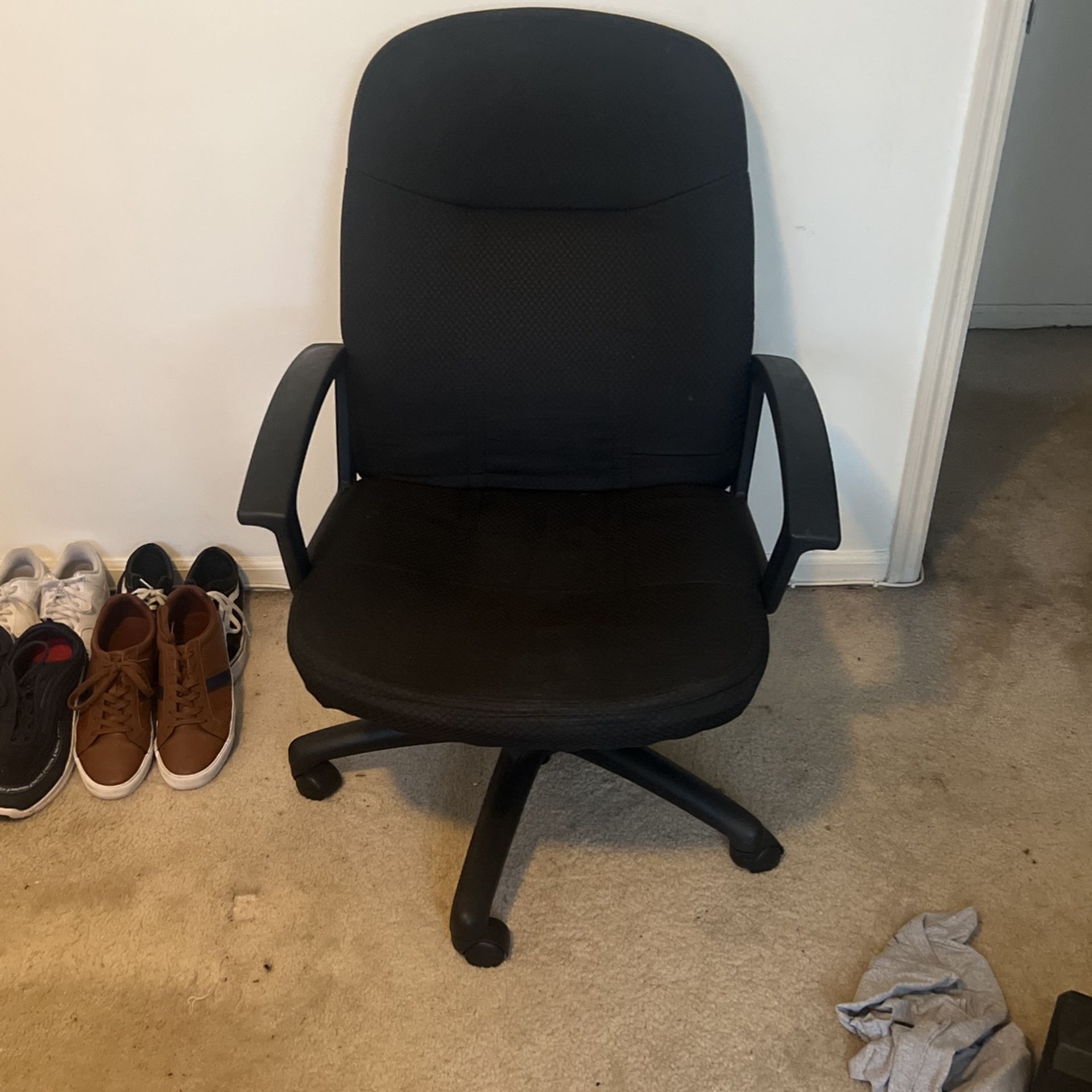 Desk Chair, Rolling Chair Must Go Asap Feel Free to Make An Offer 
