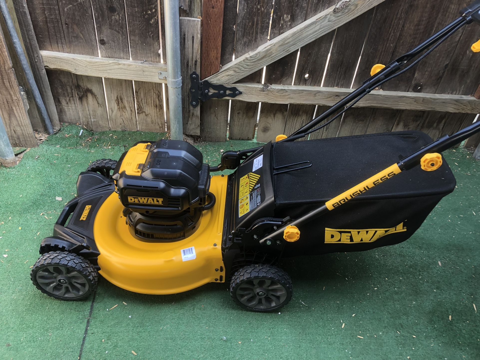 DEWALT 20 Volt MAX Lithium Ion Cordless Battery Walk Behind Push  Mower(Tool Only