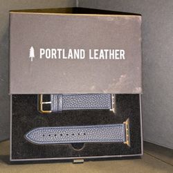 Portland Leather Apple Watch Band – Oxford Blue (42/44mm)

Genuine leather Apple Watch band by Portland Leather.
Color: Pebbled Oxford Blue.

Excellen