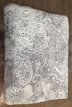 Gray and White Paisley Area Rug/8’x10’
