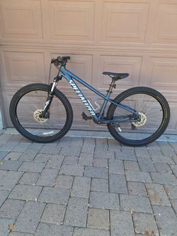 SPECIALIZED ROCKHOPPER 27.5 INCH MOUNTAIN BIKE LIKE NEW( SMALL)