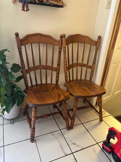 Dos sillas de madera.$30