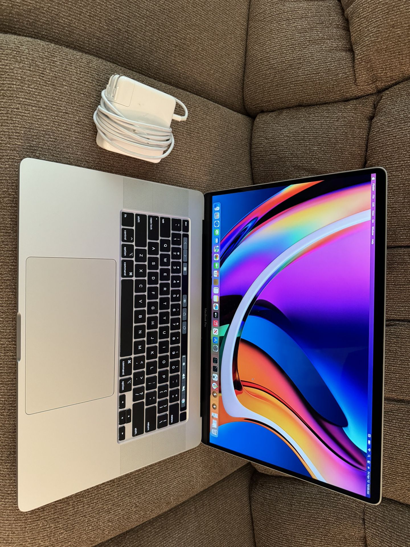 2019/2020 MacBook Pro 16”, i7 2.6ghz 6 Cores, 32gb ram,512gb.4GB graphic,95 Battery Cycles, Fast